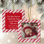 Ornamento De Cerâmica O Primeiro Peppermint de Foto de Natal do New Pare<br><div class="desc">Comemore o primeiro Natal do seu milagre bebê com este adorável ornamento fotográfico com uma clássica faixa de hortelã vermelha e branca,  com uma foto de um lado e seu texto no verso.</div>