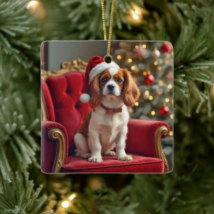 Ornamento De Cerâmica O rei de Natal Charles Spaniel em uma cadeira verm