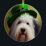 Ornamento De Cerâmica O velho pastor de inglês na Rua.<br><div class="desc">O Dia de Patrick este ano com este cachorro bonitinho no vestido de rua Patrick,  uma bela ideia de presente para alguém que ama cachorros</div>