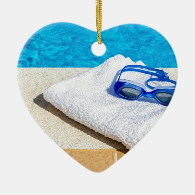 Ornamento De Cerâmica Óculos de proteção e toalha da natação perto da (Frente)