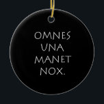 Ornamento De Cerâmica Omnes Una Manet Nox<br><div class="desc">Omnes Una Manet Nox. Uma noite aguarda todos. Uma citação latina de sabedoria e filosofia que ainda é válida e verdadeira hoje.</div>