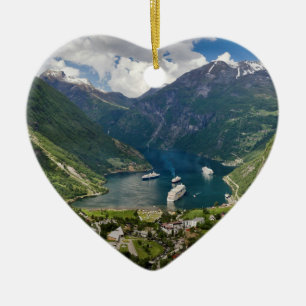 Ornamento De Cerâmica Opinião de Noruega a Geiranger de Flydalsjuvet