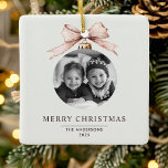 Ornamento De Cerâmica "Ornamento de Feliz Natal Personalizado com Foto<br><div class="desc">"Celebre a temporada com este Ornamento de Natal Merry Personalizado, com sua foto personalizada em um design festivo. Perfeito por adicionar um toque pessoal à árvore de Natal, este ornamento é uma maravilhosa guardiã e um presente de feriado. Capturar memórias queridas com uma decoração que trará alegria ano após ano."...</div>