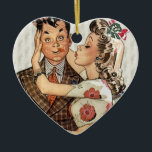 Ornamento De Cerâmica Os anos 40 retros que beijam o casal<br><div class="desc">Criado de uma ilustração dos anos 40 do vintage com um casal de beijo. Personalize-a com seu próprio texto. Aperfeiçoe para seu docinho do Natal!</div>