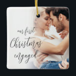 Ornamento De Cerâmica Os Nossos Primeiros Nomes de Fotografias de Script<br><div class="desc">Nossos Primeiros Nomes de Fotografias Personalizadas de Script Envolvido no Natal. Um design totalmente personalizável, especialmente para celebrar o primeiro Natal do casal feliz após o seu noivado e lembrança para a árvore nas massas cristãs que virá. Um belo roteiro de caligrafia para o texto na frente e nomes no...</div>