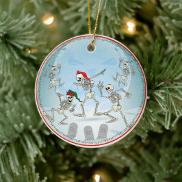 Ornamento De Cerâmica Ossos de Natal em um Cemitério de Neve Luz