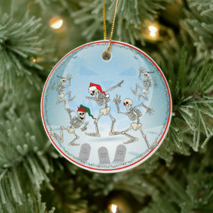 Ornamento De Cerâmica Ossos de Natal em um Cemitério de Neve Luz