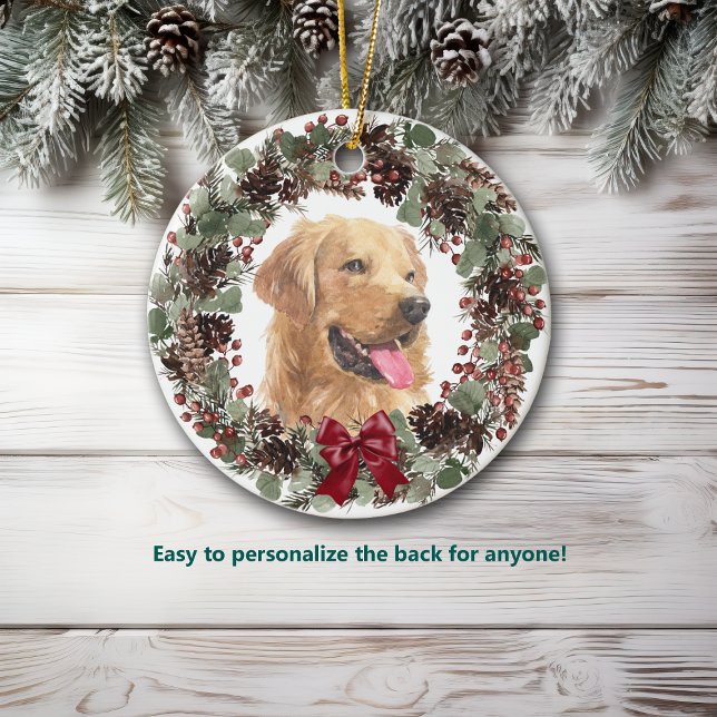 Ornamento De Cerâmica Ouro Retriever Dog Pinecone Wreath Personalizado (Criador carregado)