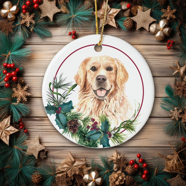 Ornamento De Cerâmica Ouro Retriever Evergreen Berry Wreath (Criador carregado)