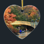 Ornamento De Cerâmica Outono no Central Park: Boateiras pela Ponte Arco<br><div class="desc">©BELGA_NOSSA_NOSSA_NOSSA_NOSSAutensílios Todos os direitos reservados</div>