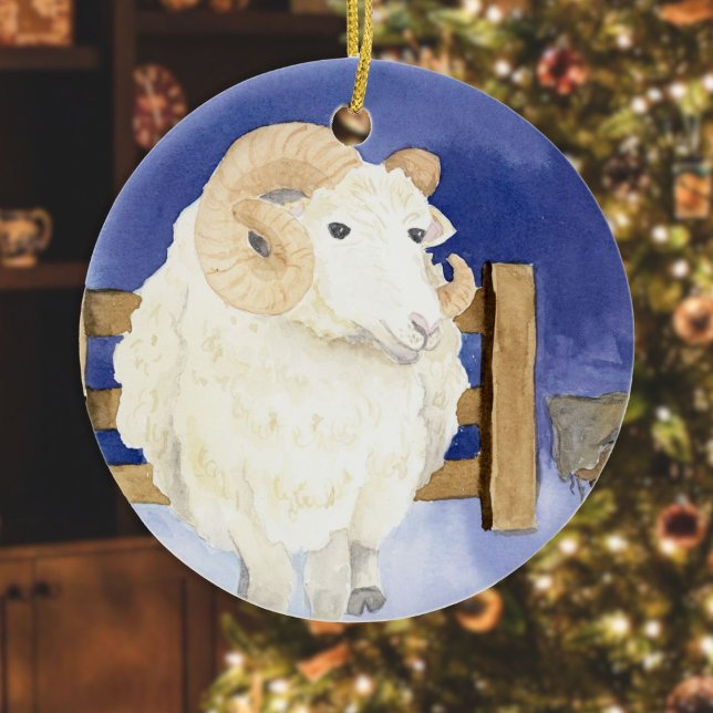 Ornamento De Cerâmica Ovinos com Corno Curvo (Série Bestas Amigáveis) (Sheep Friendly Beasts ornament hanging in front of a Christmas tree in a living room)