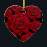 Ornamento De Cerâmica Padrão de Bloom de Rosa vermelha Bonita e Elegante<br><div class="desc">Arte fotográfica impressionante que consiste em florescências vivas de rosas vermelhas reunidas para formar um padrão elegante contra um fundo preto clássico. O presente romântico perfeito para o seu amado especialmente em namorados.</div>
