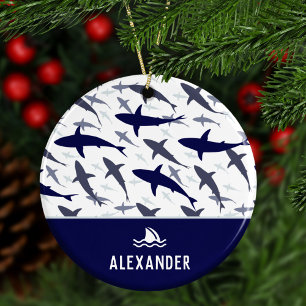 Ornamento De Cerâmica Padrão de Shark Azul e Branco com o Name Boy Chri