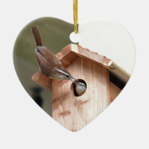 Ornamento De Cerâmica Pais Wren entregando Comida de bebê.