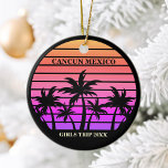 Ornamento De Cerâmica Palmeiras tropicais, árvores cor-de-rosa, personal<br><div class="desc">Legal Enfeites de natal rosa-quente e palmeira-preto para uma viagem de raparigas a uma ilha tropical. Apresenta belas palmeiras em frente a um pôr do sol bonito rosa da praia. Guarda-te perfeitamente costume para o teu cruzeiro ou viagem de Verão para o mar.</div>