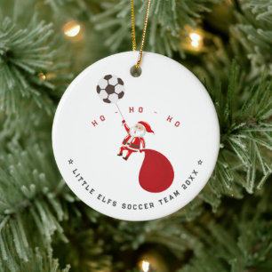 Ornamento De Cerâmica Papai Noel de Futebol Dando Chute Inicial em uma T