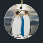 Ornamento De Cerâmica Par Rei Pinguim Beijando em Ártico<br><div class="desc">Este ornamento de árvore cerâmica seria um belo presente para um casal. Ele apresenta um par de pinguins rei com seus bicos juntos como se beijassem,  contra um fundo ártico. Perfeito como presente de aniversário ou de Natal.</div>