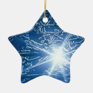 Ornamento De Cerâmica Parada pelas madeiras em uma noite nevado