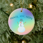 Ornamento De Cerâmica "Paz, Joy, Esperança" Snowman Pastel Rainbow<br><div class="desc">Bonito arco-íris em um design divertido,  mais um doce boneco de neve e as palavras "Paz,  Joy,  Esperança"! Este belo design do arco-íris é colorido,  único,  macio e prismático! Tão bonito e tão excelente de adicionar um pop de cor ao seu decoro de Natal!</div>