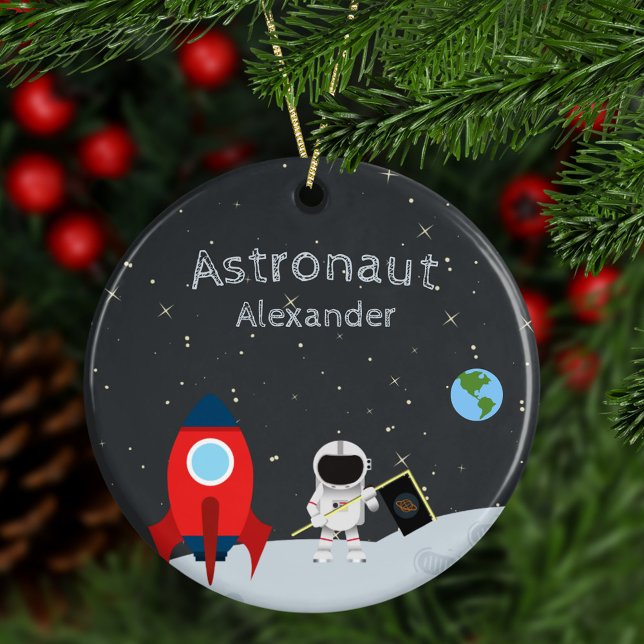 Ornamento De Cerâmica Pequeno Astronauta na Lua, Chame de Natal (Criador carregado)