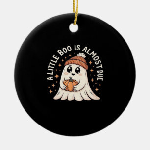Ornamento De Cerâmica Pequeno Boo Está Quase A Vir À Gravidez No Hallowe