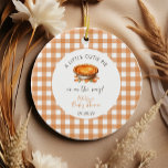 Ornamento De Cerâmica Pequeno Chá de fraldas Pie Fall Pumpkin Gingham<br><div class="desc">Pequena Cutie Pie Fall Pumpkin Gingham Chá de fraldas Cerâmica Ornament - Celebra a chegada de uma pequena com o encantador "Pequena Cutie Pie Fall Pumpkin Gingham Chá de fraldas Cerâmica Ornament". Esse encantador palhaço, adorado com um padrão aconchegante de gingham e um doce design de abóbora, é a lembrança...</div>