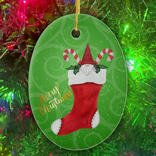 Ornamento De Cerâmica Pequeno Gnomo Candy Canes Feliz Natal Stocks (Little gnome in red Stocking candy canes on oval green Merry Christmas ornament)