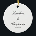 Ornamento De Cerâmica Personalização de Casamento Elegante de Script Clá<br><div class="desc">Ornamento de Cerâmica Personalizada de Convite para Casamento de Casamento Clássico Tradicional do Na moda</div>