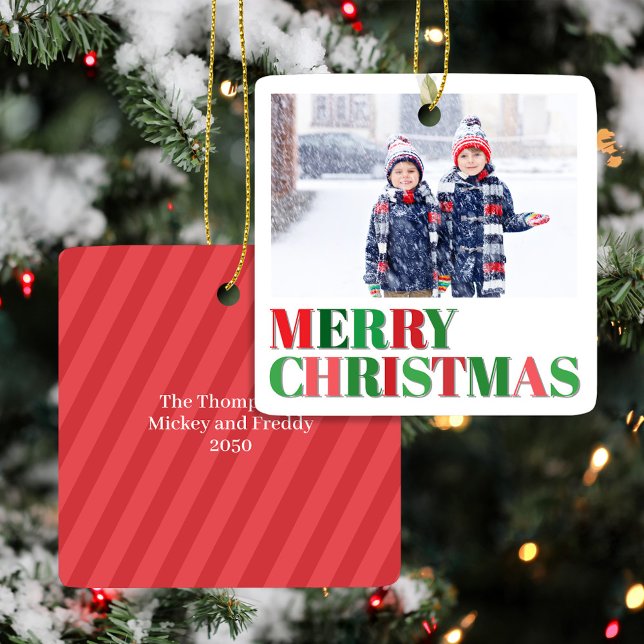 Ornamento De Cerâmica Personalização de Foto Moderna Vermelha e Verde (Merry Christmas Red and Green Typography Photo Ornament.)