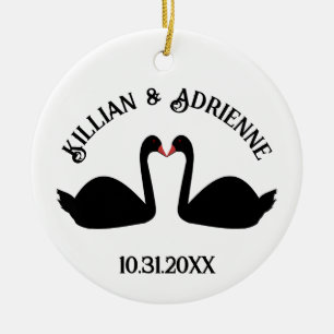 Ornamento De Cerâmica Personalização de Swans Negros Beijando Casamento