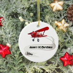 Ornamento De Cerâmica Personalizado,Avião Vermelho e Papais noeis, Prime<br><div class="desc">Design apresenta um belo avião vermelho com Papais noeis voando como piloto. O avião também está carregando banner com o nome do seu filho, primeiro Natal e texto do ano. As costas têm um texto 'Eu te amo'. Personalize este ornamento com seus detalhes específicos. Isso seria perfeito para aquele pequeno...</div>