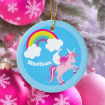 Ornamento De Cerâmica Personalizado do Unicórn Arco-Íris Bonito<br><div class="desc">Um belo presente de Enfeites de natal caprichoso para uma garota que ama presentes personalizados bonito. Possui um unicórnio rosa giro com asas brancas pulando no ar ao lado de um belo arco-íris no fundo do céu. Personalize com seu nome.</div>