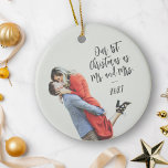 Ornamento De Cerâmica Personalizado Primeiro Natal Sr. e Sra. Sobreposiç<br><div class="desc">Comemore o seu primeiro Natal como Sr. e Sra. com este ornamento cerâmico personalizado, com uma cobertura de fotos e uma letra de caligrafia de roteiro. A simples e minimalista design adiciona um toque de elegância ao seu decoro de férias, fazer-o como uma perfeita manutenção para recém-casados. Seja um presente...</div>