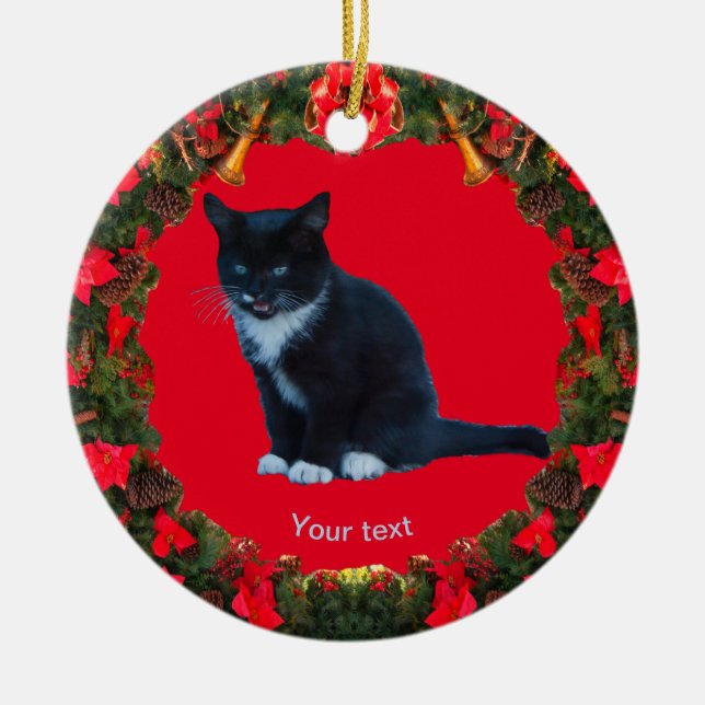 Ornamento De Cerâmica Personalize Black Kitten Tuxedo Sentado Meows (Frente)