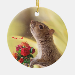 Ornamento De Cerâmica Personalize um animal bonito de esquilo com rosas
