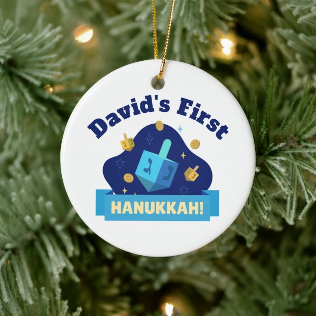 Ornamento De Cerâmica Personalized “Baby's First Hanukkah” with Dreidel (Árvore)