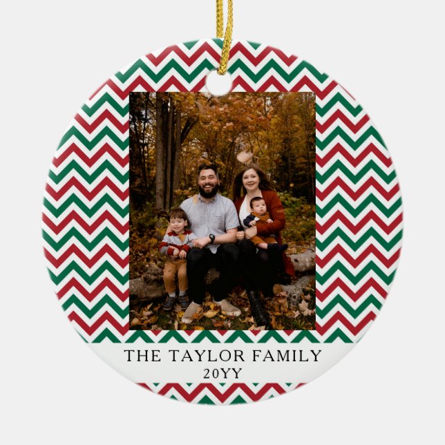Ornamento De Cerâmica Personalized Red Green Chevron Christmas Photo (Frente)