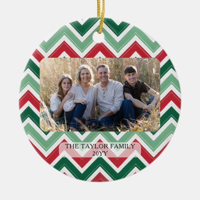 Ornamento De Cerâmica Personalized Red Green Chevron Christmas Photo (Frente)
