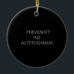 Ornamento De Cerâmica Perveniet e altitudinem<br><div class="desc">Perveniet e altitudinem. Alcance as alturas. Uma citação latina de sabedoria e filosofia que ainda é válida e verdadeira hoje.</div>