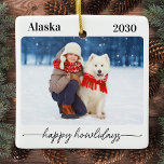 Ornamento De Cerâmica Pet Christmas Feliz Howlidays Foto Moderna de Cach<br><div class="desc">Celebre a temporada com nossos ornamentos de feriados "Felizes Hábides", a combinação perfeita de encanto moderno e elegância personalizada. Estes adoráveis ornamentos permitem-vos mostrar os momentos prezados da vossa família adicionando as vossas próprias fotografias, quer se trate de um retrato familiar entusiasmante, quer de uma fotografia adorável do vosso amigo...</div>