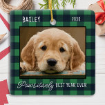 Ornamento De Cerâmica Pet Christmas Personalization Xadrez Puppy Dog Pho<br><div class="desc">Pawsitivamente Melhor Ano De Todos! De acordo com os cães! Decorre a árvore ou envie um presente especial com este super fofo enfeites de natal personalizado de fotos de animais. Este simples enfeites de natal de cachorro de fazenda será um favorito entre todos os amantes de cachorros. Adicione a foto...</div>