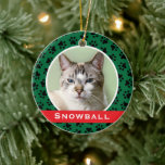 Ornamento De Cerâmica Pet Paw Verde Imprime Foto Personalizada do Nome d<br><div class="desc">Este ornamento festivo e personalizado pode ser personalizado com uma fotografia fofa do seu gato (ou cão) de estimação e do seu primeiro nome. Inclui uma cor de fundo verde com uma faixa de monograma vermelha e um padrão de impressão de pata preta. Faz um presente de Natal único para...</div>