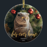 Ornamento De Cerâmica Pet Photo First Christmas Forever Home Dourado Scr<br><div class="desc">Comemore o primeiro Natal do seu animal de estimação em sua nova casa com este belo ornamento moderno do keepsasasasaame. O texto diz "Primeiro Natal na minha casa de quatro em cada vez", com as palavras "uma casa de quatro em cada vez" em um roteiro elegante de folha de papel...</div>