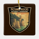 Ornamento De Cerâmica Picture Rocks National Lakeshore Viagem Vintage<br><div class="desc">Trabalho de arte de vetor de Rochas Fotografadas. É conhecido pelos dramáticos penhascos Pictures Rocks multicoloridos. Formações invulgares de arenito como o Castelo Miners e o Chapel Rock definem as terras do parque.</div>