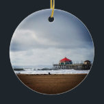 Ornamento De Cerâmica Pier de Huntington Beach, CA<br><div class="desc">Uma manhã de inverno tempestuosa em Huntington Beach,  sul da Califórnia. Vista do Ruby's Diner no final do pier,  a sombra da Ilha Catalina à distância,  & grandes ondas que tornam este um local popular de surfe.</div>