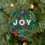 Ornamento De Cerâmica Pine Green Christmas Botanical Joy Ornament<br><div class="desc">Este Enfeites de natal festivo mostra a palavra alegria sobre o verde-feriado feito à mão sobre um fundo verde-escuro. Ele tem espaço para o seu nome e o ano,  assim como uma foto pessoal,  fazer o estilo ou dom ideal.</div>
