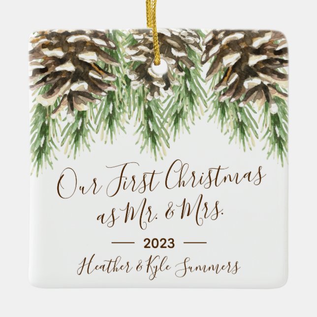 Ornamento De Cerâmica Pinecone Nosso Primeiro Natal como Sr. & Sra. (Frente)