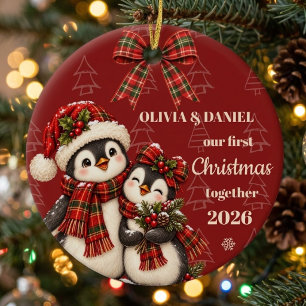 Ornamento De Cerâmica Pinguim Xadrez Vermelho Nosso Primeiro Natal Junto