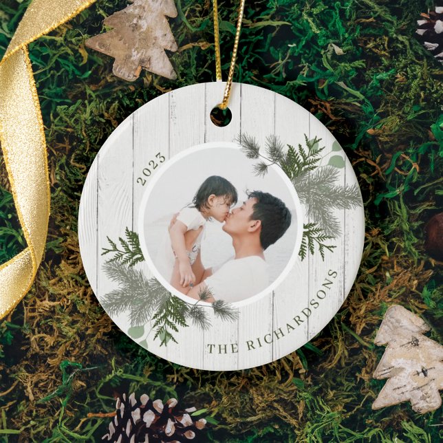 Ornamento De Cerâmica Pinheiros Festivos E Fotos Russas Do Shiplap De Ma (Festive Pine & Rustic White Wooden Shiplap Photos Ceramic Ornament)