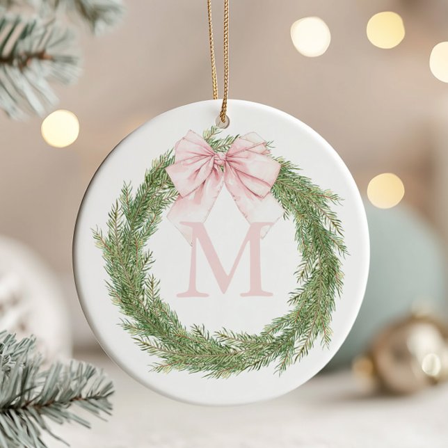 Ornamento De Cerâmica Pink Bow Monogram Wreath Christmas (Criador carregado)